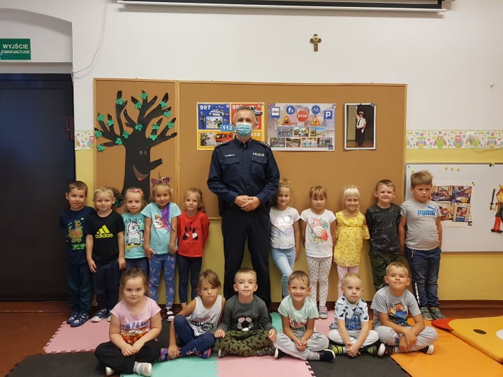 Grupa Jagódki z policjantem